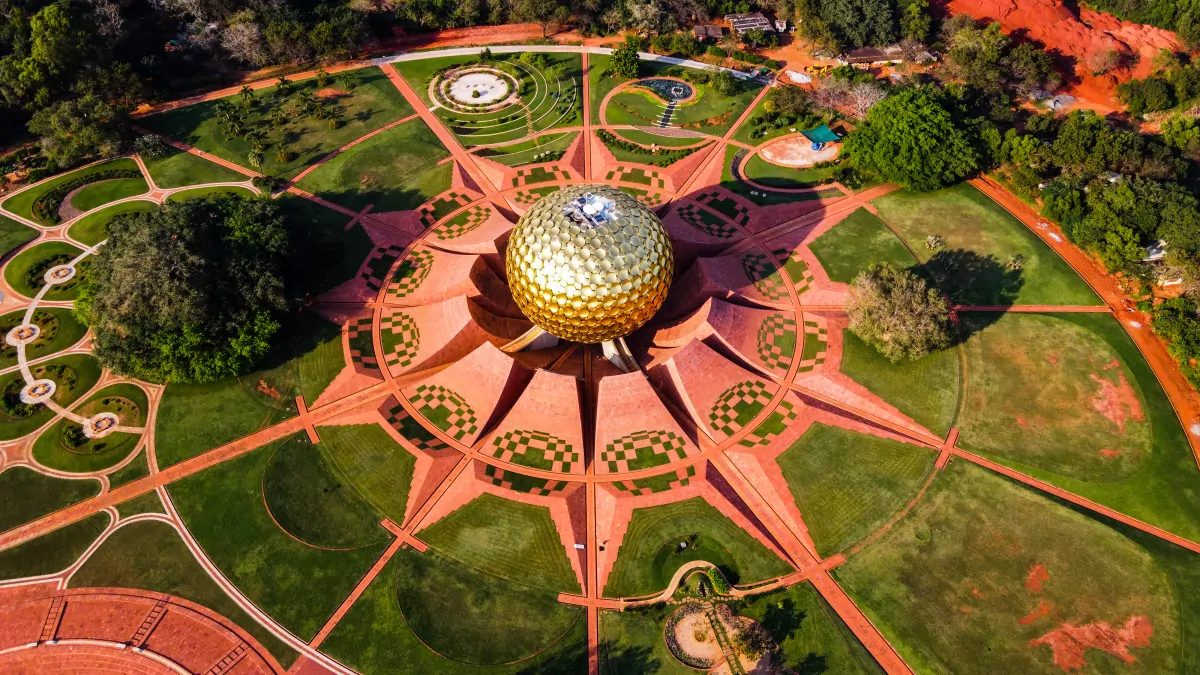 Widok na samowystarczalną społeczność Auroville z unikalną architekturą, ukierunkowaną na rozwój i niezależność.