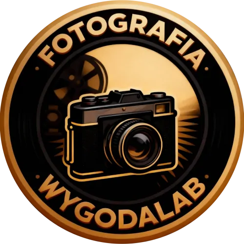 Logo WygodaLab związane z fotografią, przedstawiające aparat fotograficzny oraz taśmę filmową.