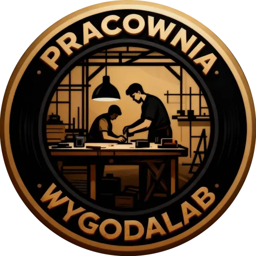 Logo pracowni rzemieślniczej WygodaLab z dwoma pracownikami przy stole roboczym.