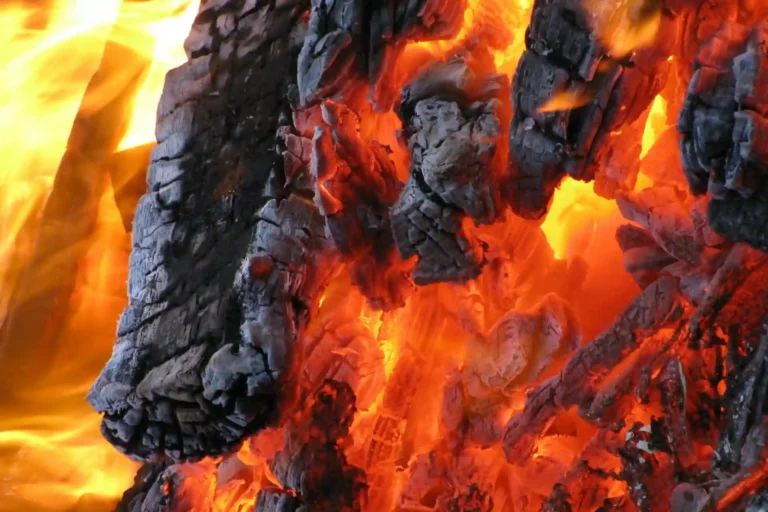 Wysoka temperatura ognia nad paliwem w procesie pirolizy, ukazująca proces termicznego przetwarzania materiałów.