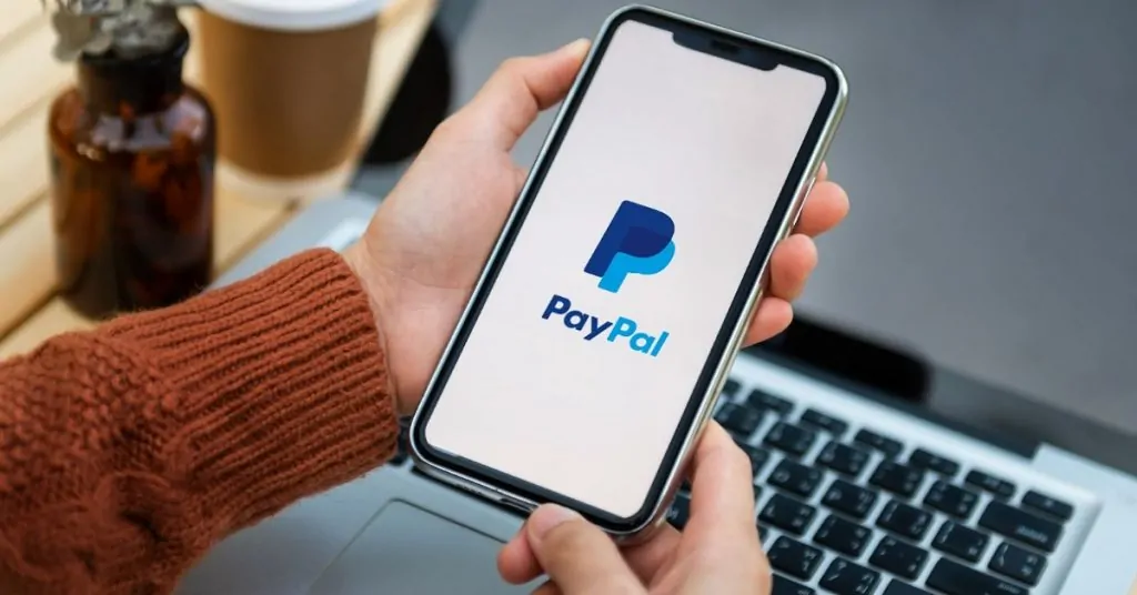 Aplikacja PayPal na telefonie, przedstawiająca możliwość przekazania darowizny na rzecz WygodaLab.